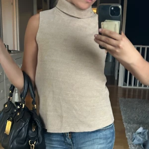 Stickad tröja - Så snygg stickad topp med hög krage, från zara! Säljs ej längre och i bra skick! 