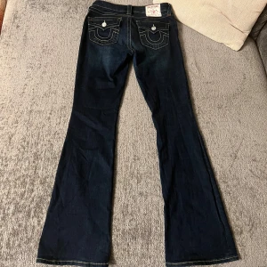 True religion jeans - Jätte fin bootcut jeans från trueys. Nästintill ny men har små defekt längst ner på byxorna som knappt syns  🩷 Skriv privat för bilder på.  Midjebredd är 36 cm raktöver och innerbenlängd är 81 cm📐📏