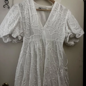 Zara klänning - köpt i Spanien på zara i somras. Använd vid 1 tillfälle och bara under dagen. I väldigt bra skick!🫶🏽 