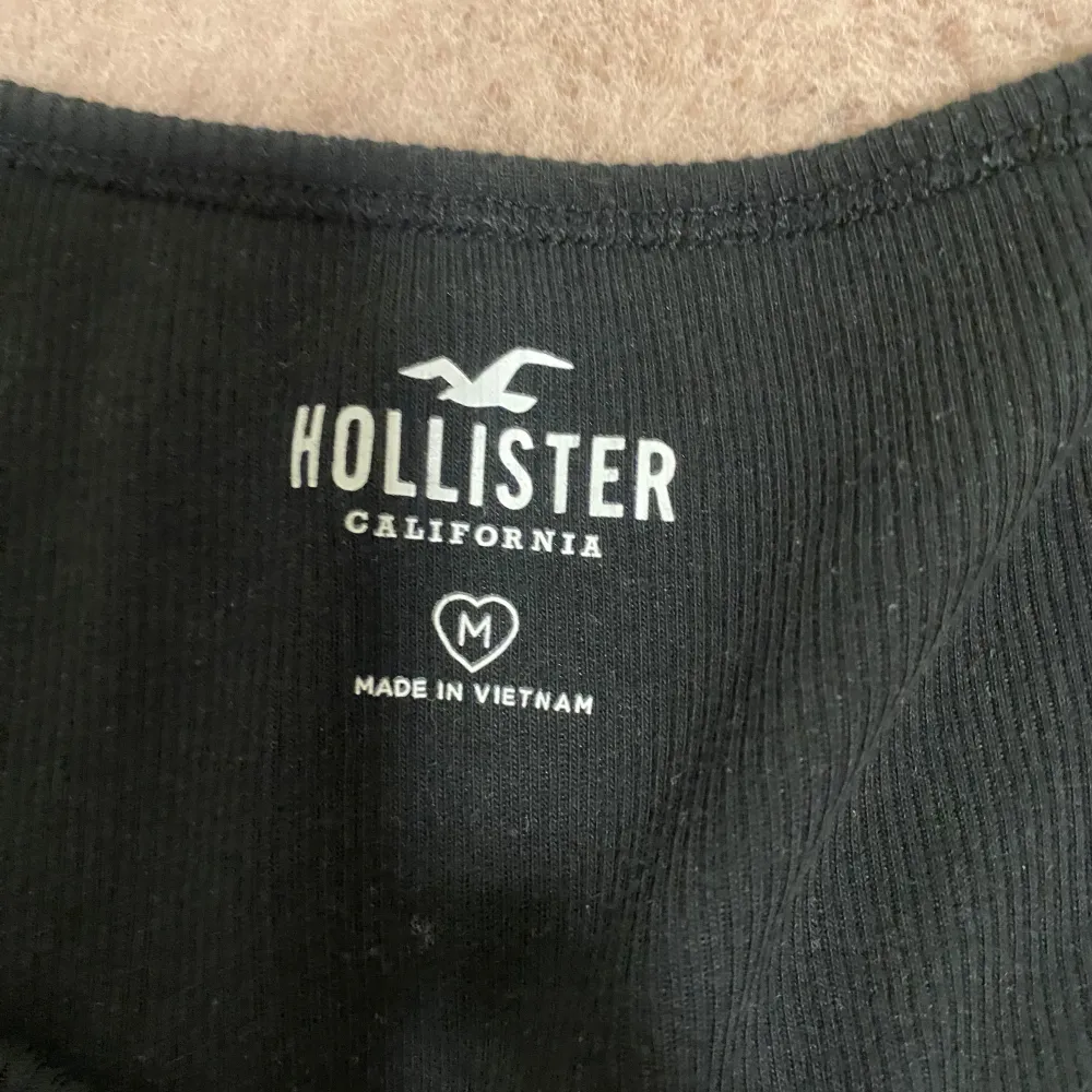 Svart ribbad tshirt från Hollister. Mycket bekväm och fin. . Toppar.