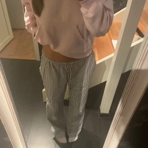 linnebyxor  - Säljer dessa randiga pyjamas byxor som tyvärr var för stora för mig, bilden är inte min💗