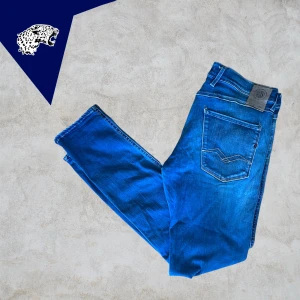 REPLAY ANBASS  - Replay Anbass Hyperflex | Skick: 8/10 (se bild 4 & 5) | Strl W32 L32 | Modellen är 182cm | Hör av dig om du undrar någonting!