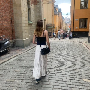 Vit långkjol  - En vit långkjol från shein som jag inte använder längre då den är lite kort på mig som är 173cm.