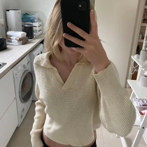 Beige stickad tröja med krage  - Säljer denna sjukt snygga stickade tröja som jag köpte på missäy för ungefär ett år sedan. Använd vid något enstaka tillfälle så den är i mycket fint skick. Går inte längre att köpa. Storlek One size och passar mig bra som är xs-s men passar även m.