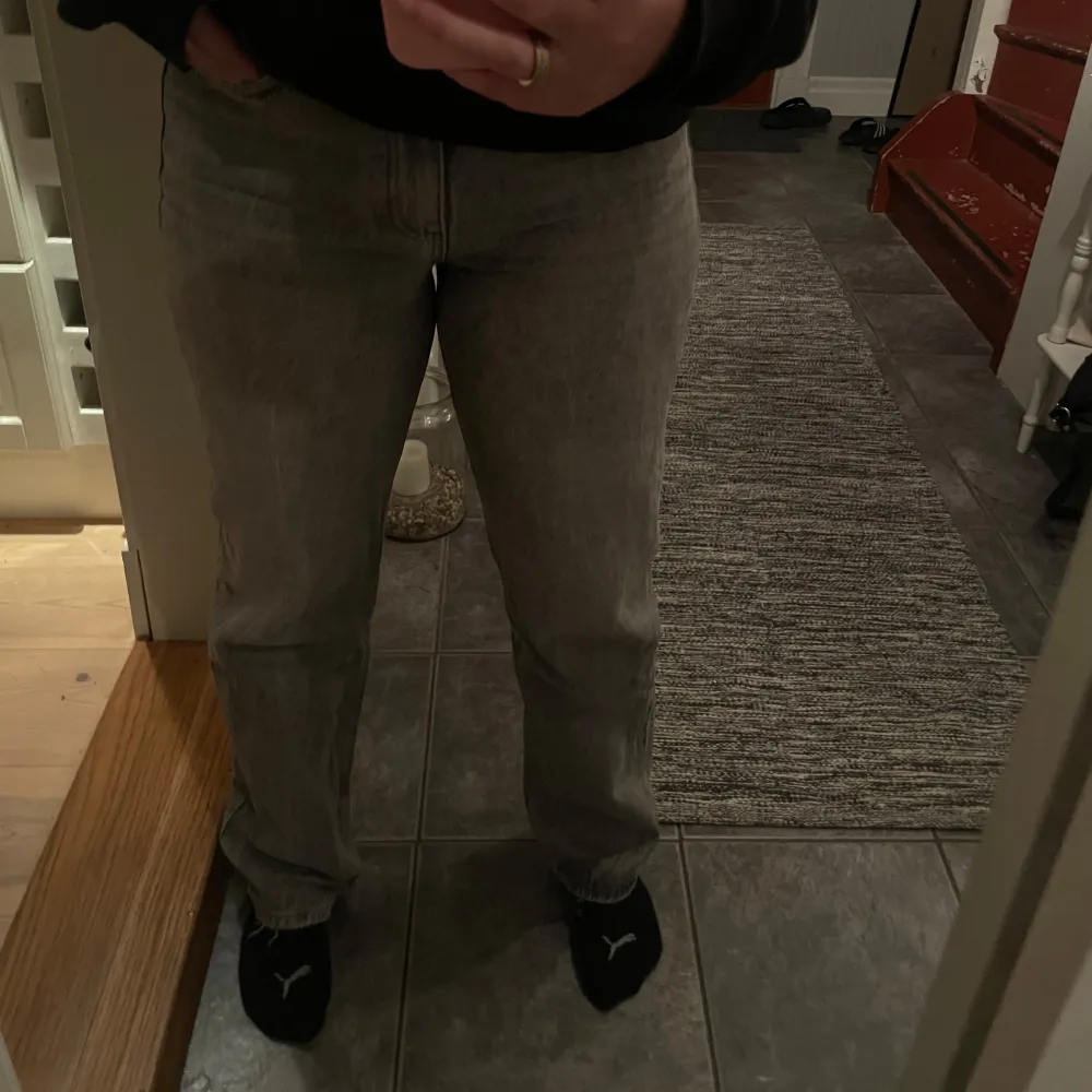 Skitsnygga gråa jeans som är straight. Dem här är så snygga och väldigt sköna, säljer pga jag bara haft på mig dem 3 ggr då dem inte riktigt är min stil. Perfekt längd för mig som är 173 cm, och passar till allt😍 . Jeans & Byxor.