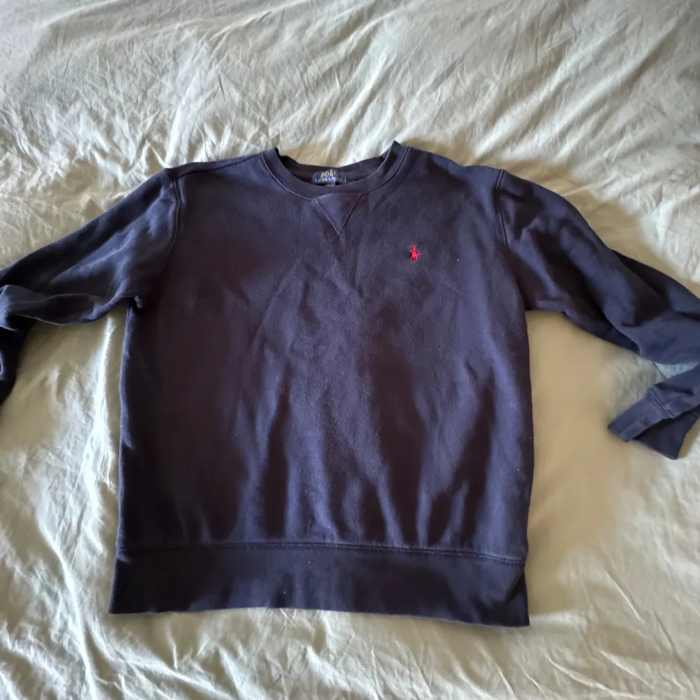 Polo tröjans skick 6/10 den e använd skriv för fler bilder  Gant tröjans skick 8/10 bra skick  Båda tröjorna för 125-150. Hoodies.