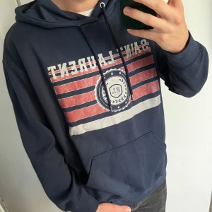 Saint Laurent hoodie  - Väldigt efterfrågad Saint Laurent hoodie! | Nypris ligger på runt 8 tusen men är väldigt svår att hitta | Storlek Xl men sitter mer som en L( Är 184 och den passar ganska bra på mig) | Går även med på rimliga byten | 