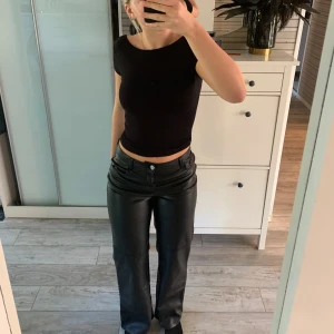 skinnbyxor - hej!💕jag säljer dessa skinnbyxor då dem är lite förstora så dem kommer inte till någon användning. Dem är från bershka och har använts typ 2 gånger 