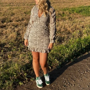 Nakd  - Klänning från nakd storlek 36 men passar även 38, är superskön har dock en liten spricka i ens sömmen så är lätt att laga till! Annars är den superfin.😍leopardmönstrad.