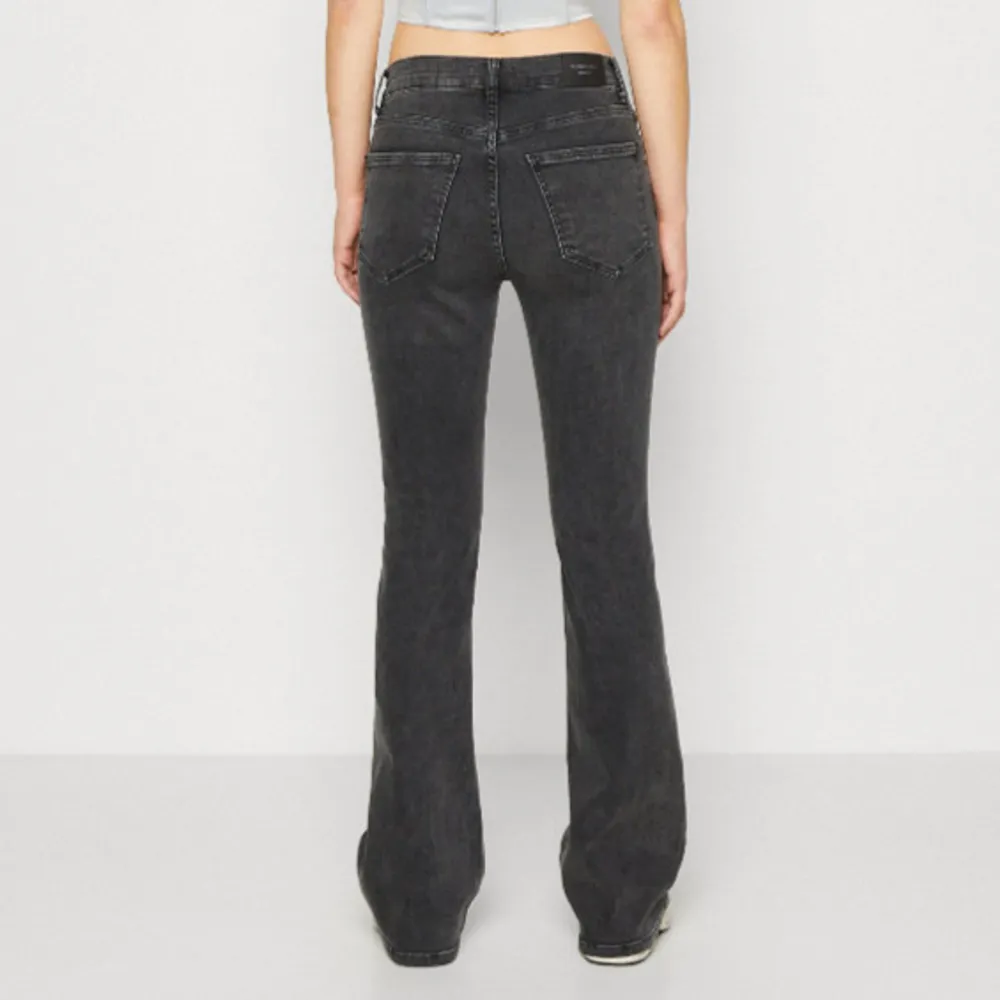 fina gina tricot lowwaisted flare jeans. lite sönder längst ner vid fötterna som syns i bilden men annars är dom bra . Jeans & Byxor.