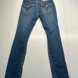 true religion jeans - jag söljer nu mina gamla jeans då de inte passar längre, passar både tjejer och killar. Skick 8,5/10, inga hål eller skador. hör av dig vid minsta intresse, kan tänka mig att sänka priset vid snabb affär. passar 150 cm.
