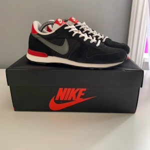 Nike runner - Tjabba! Säljer ett par sköna Nike runner internatonalist,  som är i riktigt bra skikt. Strl 40,5