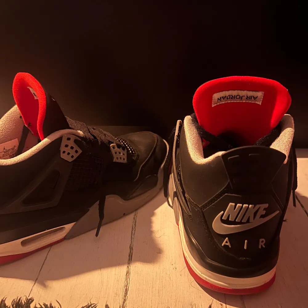 Säljer mina Jordan 4s ”Breds”. Har använt de i drygt ett halvår nu men känner att det är dags att sälja. De har inga skador, och skulle sitta perfekt på storlek 41-42! . Skor.