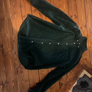 corduroy jacka mörk grön - storlek - XL pop boutique england  typ aldrig använd