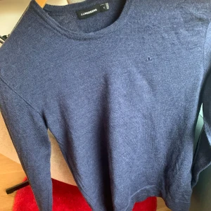 Stickad J.lindeberg  - Tröjan är i mycket bra skick. Använd fåtal gånger. Modellen på den är ganska slim. Han på bilden är 182 och väger 73. Nypris 1200kr säljer för 399🤩