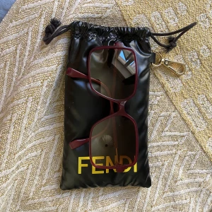 Fendi Solglasögon - Vinröda bågar från Fendi.  Köpta i Frankrike.  Nypris ca 250€. 