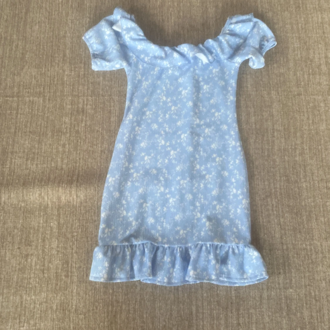 Blå blommig klänning från Gina Tricot - 91