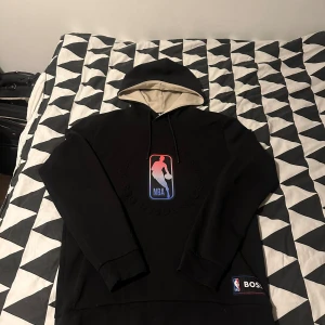 Hugo boss hoodie - Säljer nu denna Hugo boss/ NBA hoodie pågrund av att den ej användas längre. Medföljer ett nyckelband som man fick till tröjan. Skick: 8,5/10
