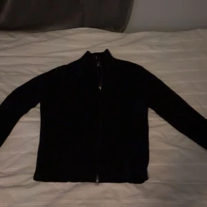 Mörkblå zip tröja - En mörkblå fullzip från hm i storlek M Som ny Pris kan diskuteras så tveka inte att kontakta mig!