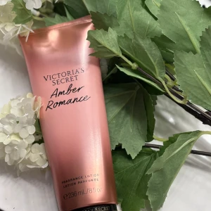 Amber Romance Fragrance Lotion från Victoria's Secret - Säljer en lyxig Amber Romance Fragrance Lotion från Victoria's Secret. i en tub på 236 ml. Doften är en härlig mix av djup amber och söta kyssar, perfekt för att jaga din älskling. 😏 Formulan är vegansk och fri från färgämnen, vilket gör den skonsam mot huden. Perfekt för att hålla huden mjuk och väldoftande hela dagen!