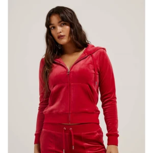 Röd Juicy Coutour zip tröja  - Säljer min röda mysiga Juicy Coutour zip kofta med silver detaljer ❤️”Classic Velour Robertson Zip Hoodie - Astor Red” Nypris 1300, säljer den pågrund av att den inte passar 