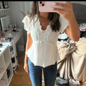 blus - Jättefin vit blus från shein, inte andvänd. 🤍🤍
