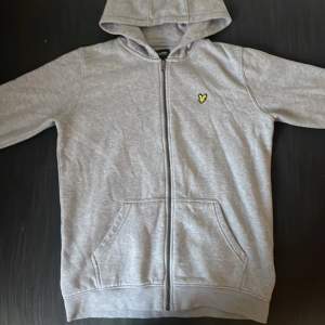 Säljer denna superschyssta zip hoodie från lyle & scott. Säljer pga av att den var för liten. Testad en gång men annars helt ny. 66cm från axeln neråt, 51 cm bred vid magen.