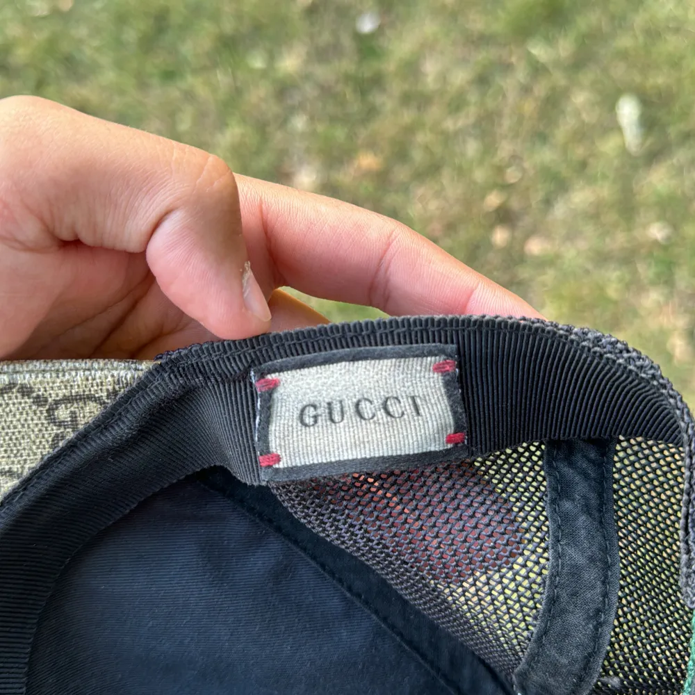 Äkta Gucci keps men inte i bra form så säljer den för 1000kr pris kan diskuteras . Accessoarer.