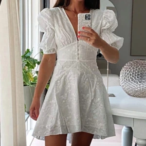 Adoore  Sicily Mini Dress - jättefin klänning perfekt till student🤍Bra skick, använt endast en gång