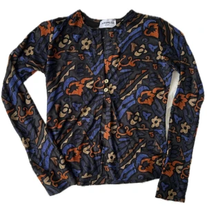 Susamusa sheer mesh top - Minns inte storlek men skulle säga XS! Lite tajt i armarna för mig som har S. Inga anmärkningar. Bild av det Bella Hadid som bär den i ett annat mönster!!! ❤️‍🔥