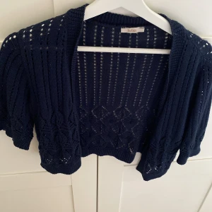 Stickad tröja - En kort virkad kofta som passar prefekt över ett linne💗 säljer pga att den inte används