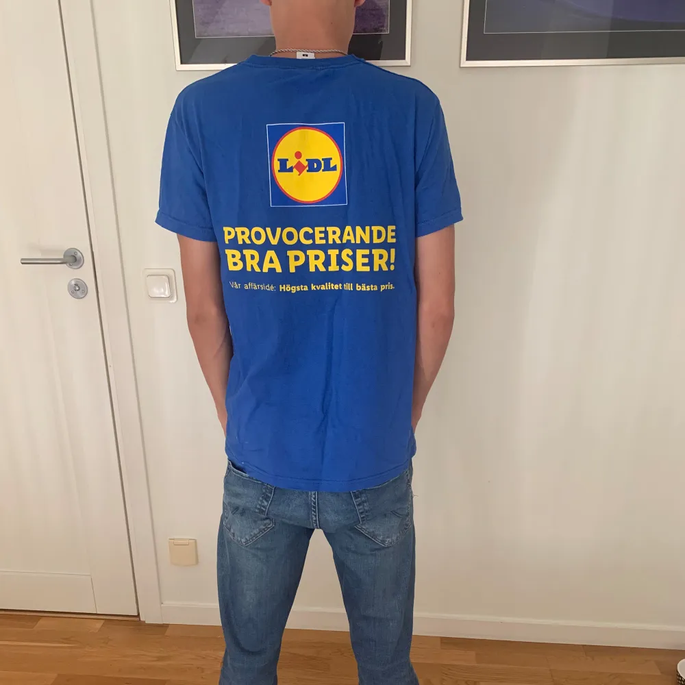 Lidl T-shirt som bara går att få via jobb på Lidl . T-shirts.