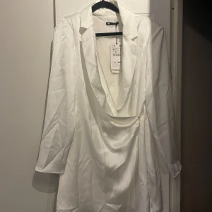 Vit sidenklänning från Zara - Snygg vit sidenklänning från Zara i storlek M. Aldrig använd, prislappen kvar. Normal passform <3
