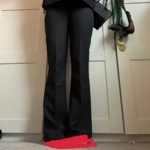 Svarta kostymbyxor  - kostymbyxor från bikbok storlek 34. Säljer då de är för små för mig och har aldrig riktigt kommit till användning heller. Byxorna är i bra skick och har inga defekter. Jag är 163 och dessa är lite korta på mig. Kontakta för fler bilder eller frågor💕💕