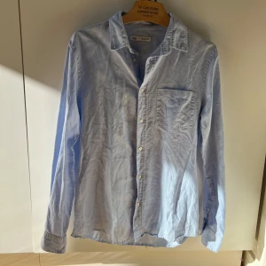 Zara linneskjorta - Ljusblå linneskjorta från Zara i storlek M