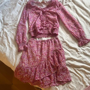 Pernilla Wahlgren sett - Ett sett med kjol och blus men går att köpa 125kr styck.💕