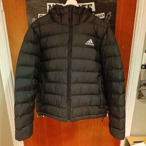 En snygg adidas jacka knappt använd Bra skick