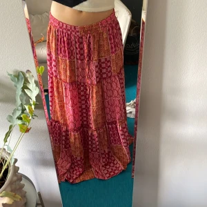 Långkjol - Väldigt fin långkok som jag inte använder längre.är väldigt lång. Inga synliga skador