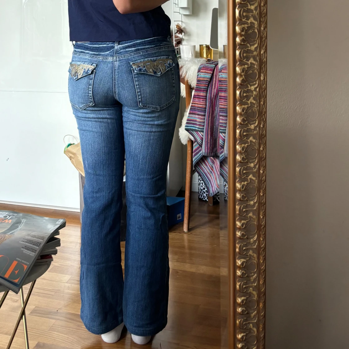 Blå jeans med broderade fickor - 1