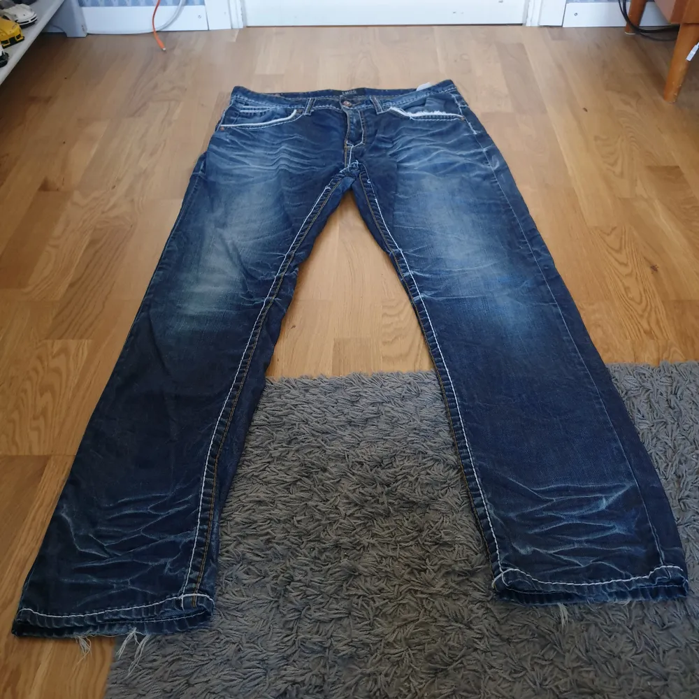 Coola y2k jeans från märket smog med väldigt nice wash. De är 115 cm långa och ungefär 46 cm breda i midjan. De har true religion liknande stitching.. Jeans & Byxor.