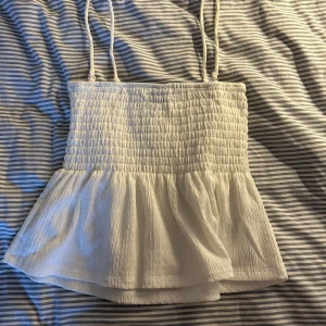 topp  - En söt topp, nyskick, aldrig använd. Det är lite mer av en sommartopp därför det billiga priset. Dock så söt att ha tex under en stickad tröja/ kofta 💖 Har även en identisk topp fast i svart 😊