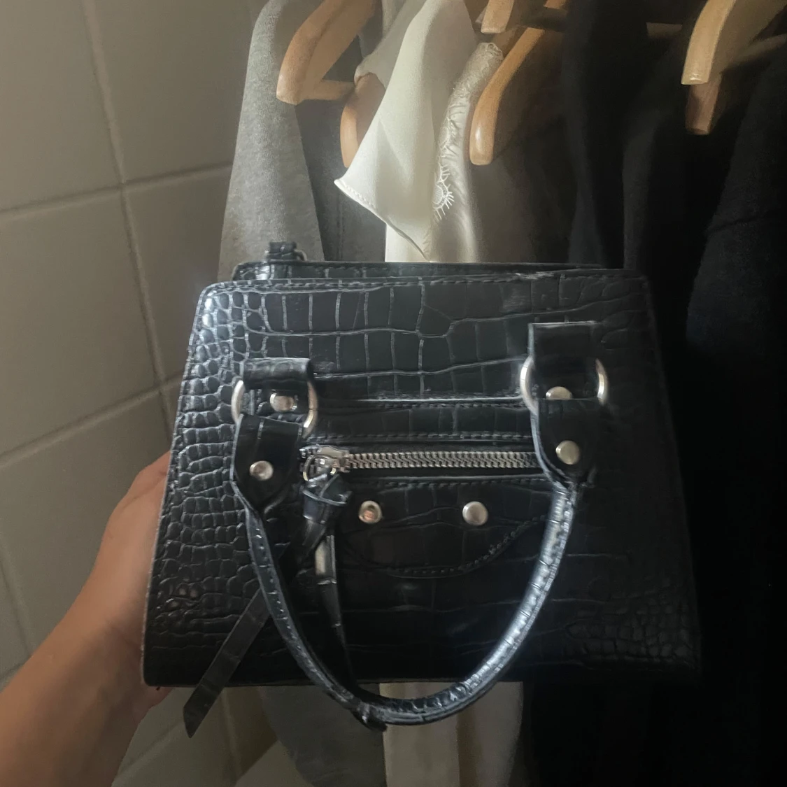 Svart krokodilpräglad handväska