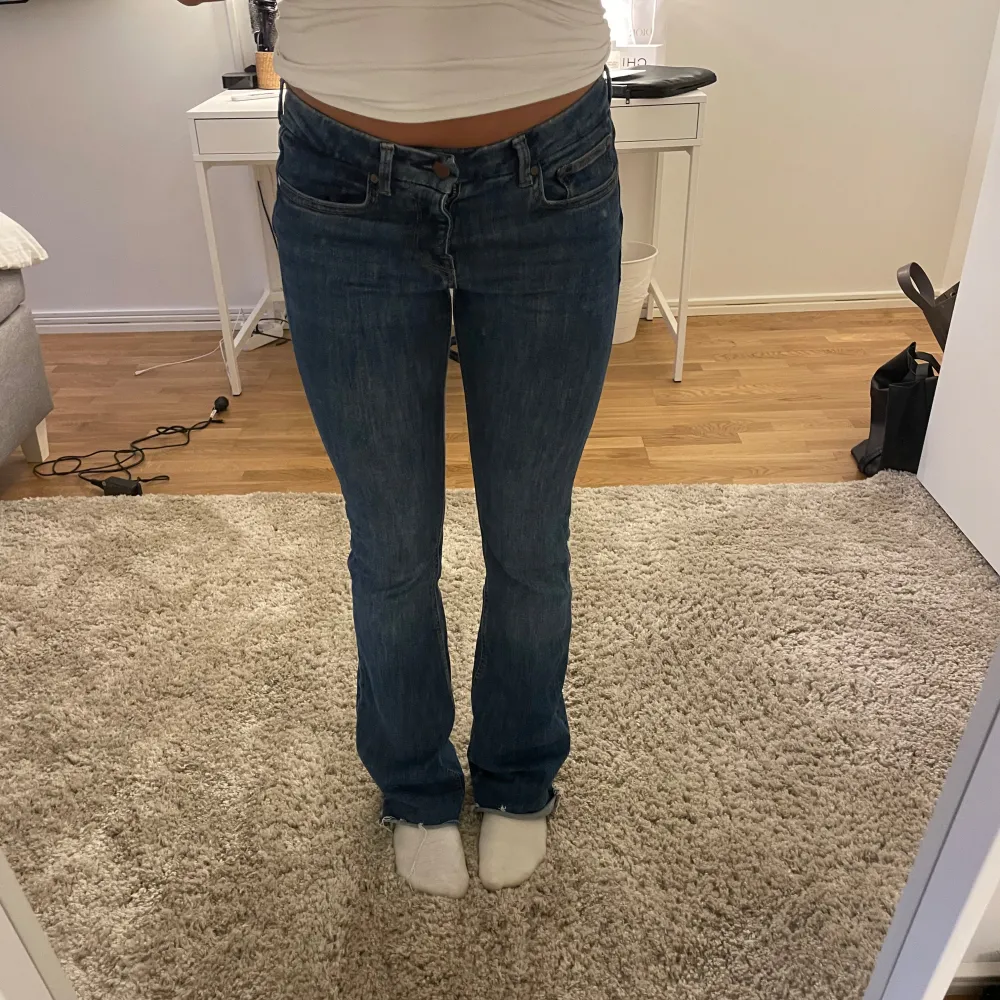 Jättesnygga blå Lågmidjade jeans. De är sällan använda❤️jag har vanligtvis 34 i storlek men dessa ör i 36 och funkar lika bra💞. Jeans & Byxor.