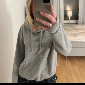 Hoodie  - Super skön grå hoodie! Använd fåtal gånger!💕