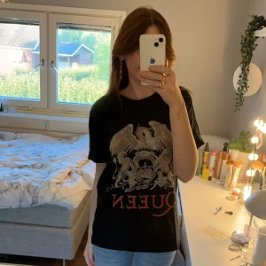 Queen t-shirt - Queen t-shirt fick av min mamma vet inte vart den kommer ifrån får bara inte användning av den längre använd få gånger och väldigt bra skick🩷