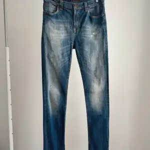 Säljer nu ett par riktigt feta jeans från Nudie! Skön tvätt och bra passform! Slimfit, storlek 34/34  Mitt pris: 399kr