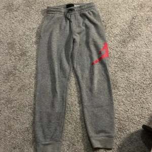 Jordan byxor  - Storlek 152 väldigt bra kvalitet och inte använd alls mycket skriv om ni är intereserade 😁