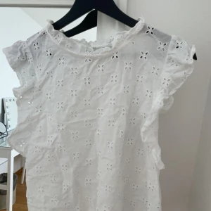 Blus  - Jättesöt blus från H&M använd c.a 5 gånger, köpt för ungefär 1 år sen men är som ny!!!❤️❤️kontakta mig gärna om ni har frågor!💗sitter som en S. 