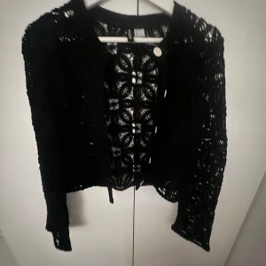 Svart spetsjacka - säljer en jätte snygg kofta med spets säljer då den tyvärr är för liten för mig