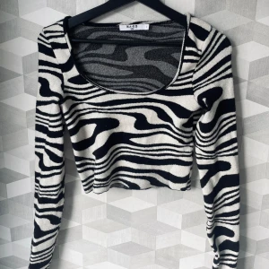 Långärmad topp - Fin långärmad tröja som inte kommer till användning längre. Väldigt bra skick, sparsamt använd